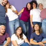 Team Cosmetu riunito in posa informale davanti allo sfondo del laboratorio cosmetico, simbolo di una skincare consapevole
