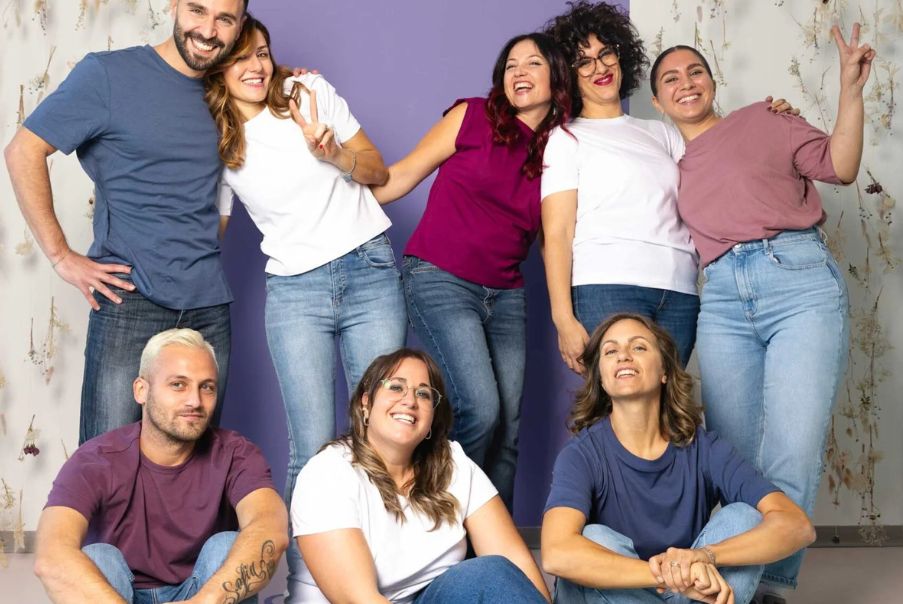 Team Cosmetu riunito in posa informale davanti allo sfondo del laboratorio cosmetico, simbolo di una skincare consapevole